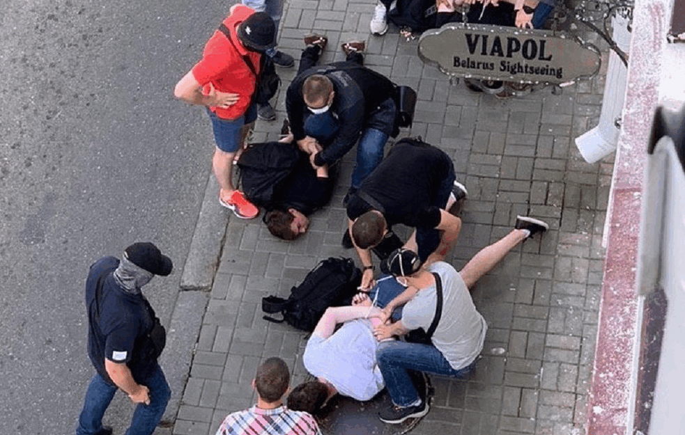 DRAMATIČNO HAPŠENJE NOVINARA U BELORUSIJI: Na dan izbora prerušeni u CIVILE odveli RUSKE PRIPADNIKE SEDME SILE (VIDEO)